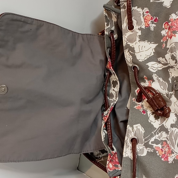 Aeropostale. NYC- Gray & Floral Fabric Backpack w/Brown Faux Leather Flap & Trim - Picture 14 of 15